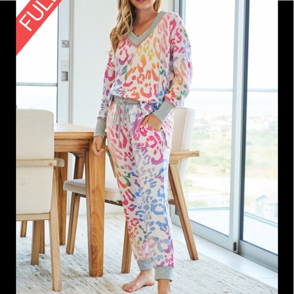 🌟SALE🌟Cheetah Print Top - Picture 4 of 7